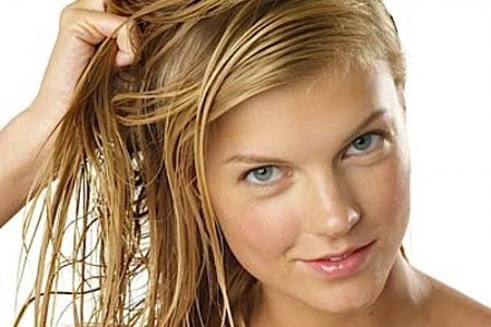 Пилинг кожи головы позволяет укрепить и ускорить рост волос
